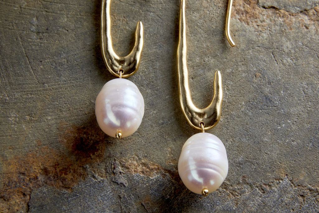 Omi White Pearl Earrings - Gold
